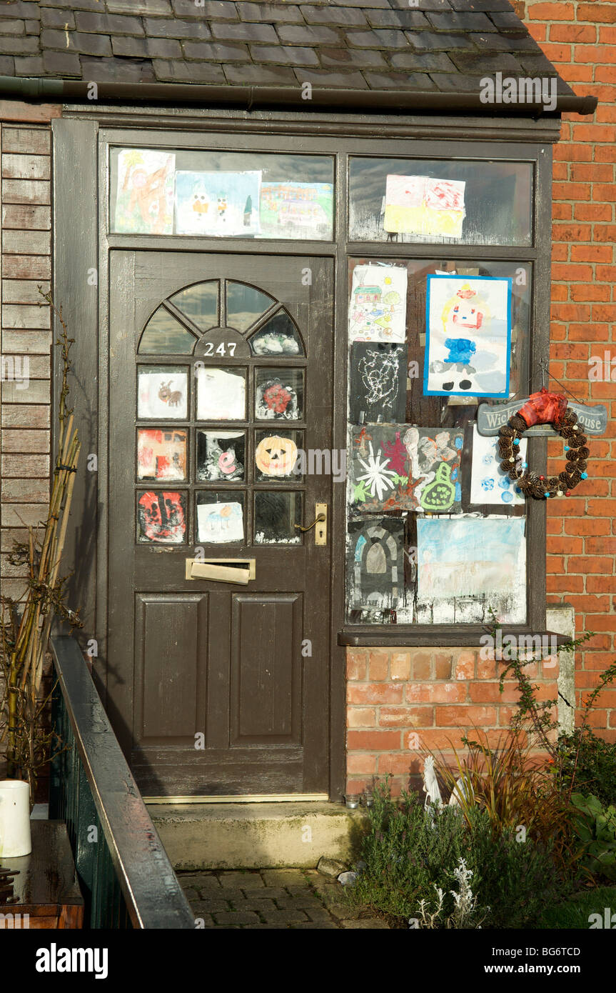 Tür und Veranda mit Weihnachtsschmuck Stockfoto