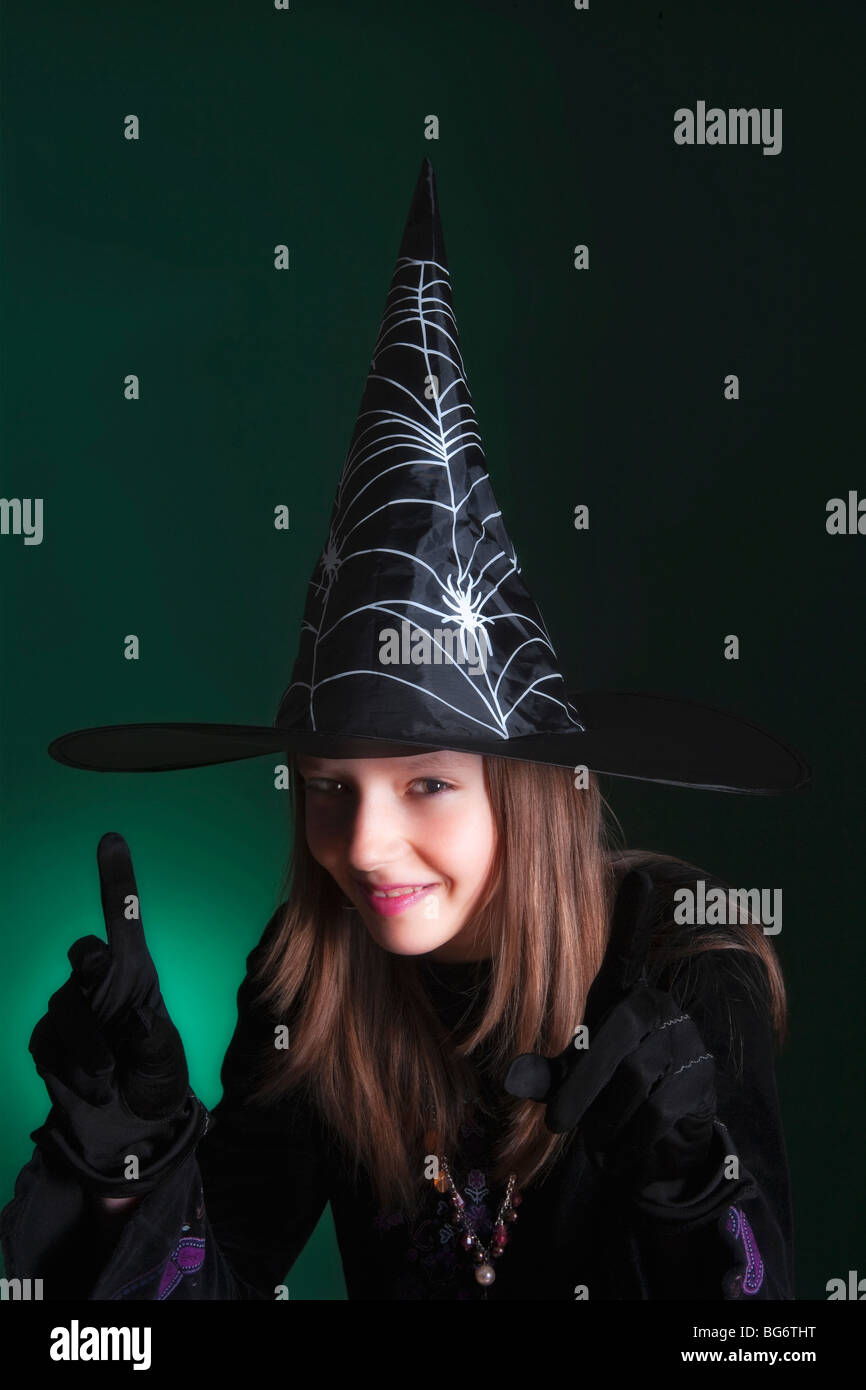 Porträt eines elf Jahre alten Mädchen gekleidet als Hexe Stockfoto