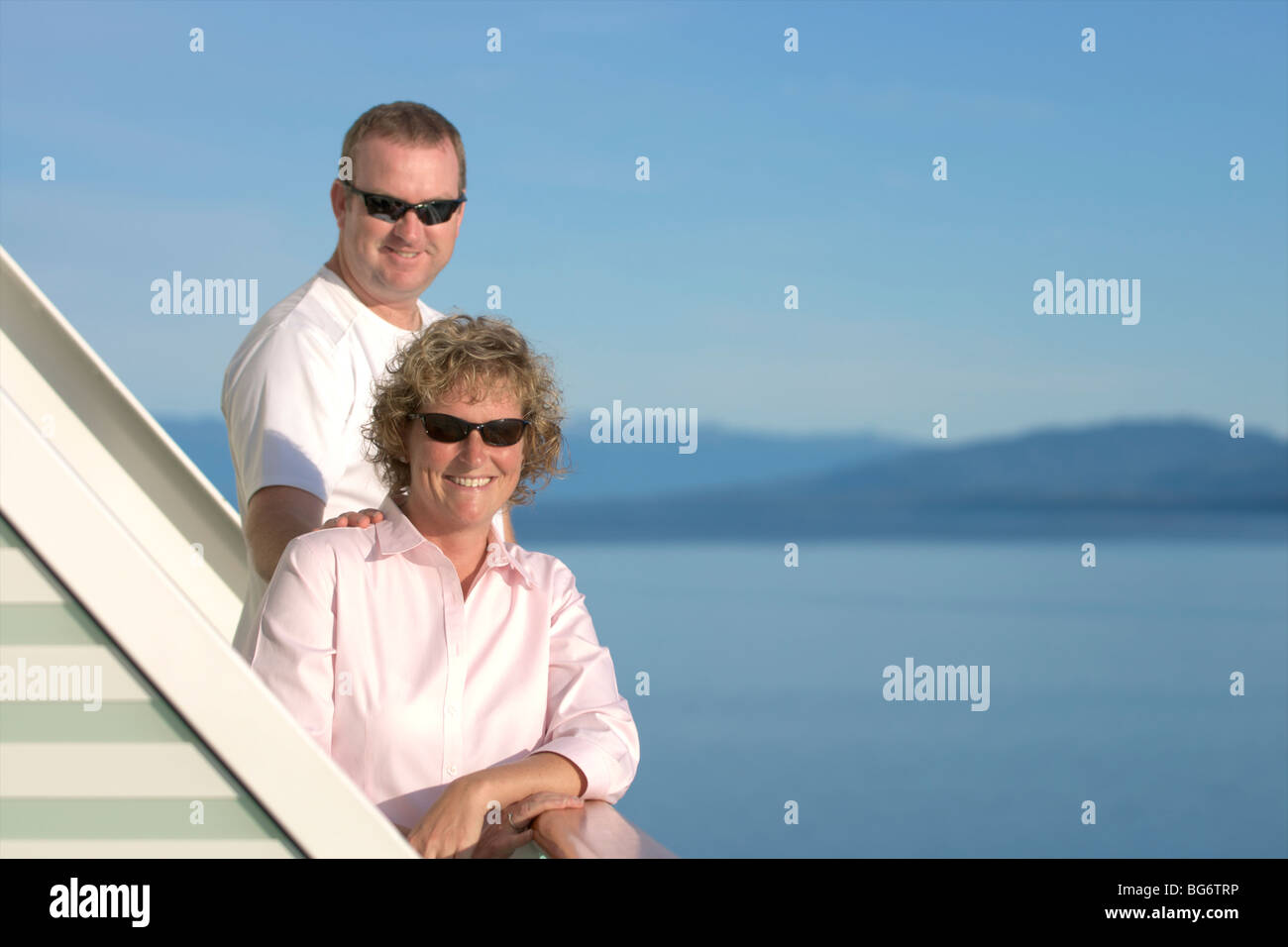 mittleren Alter Brautpaar auf Kreuzfahrt Schiff Balkon Stockfoto