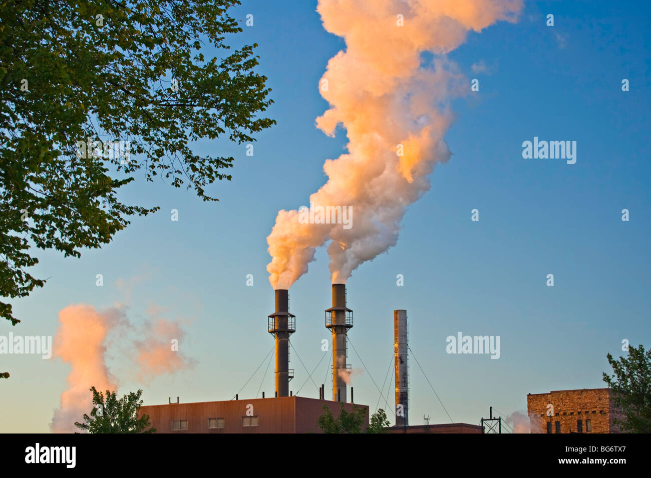 Umweltverschmutzung durch die Industrie in der Stadt Sault Ste Marie, zwischen Lake Superior und Lake Huron, Great Lakes, Ontario, Kanada. Stockfoto