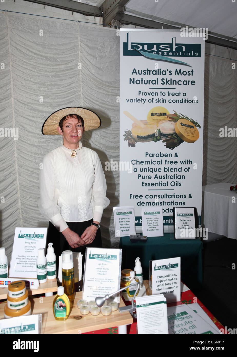 Standbesitzer verkaufen' skincare Bush Essentials" Weihnachtsmarkt in Durham, England, Großbritannien Stockfoto