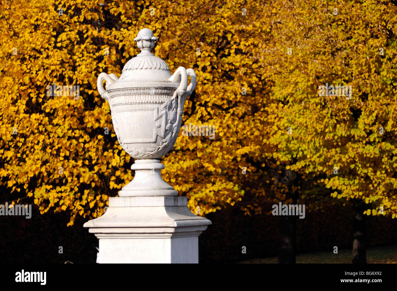 Urne im Schlosspark Charlottenburg, Berlin, Deutschland Stockfoto