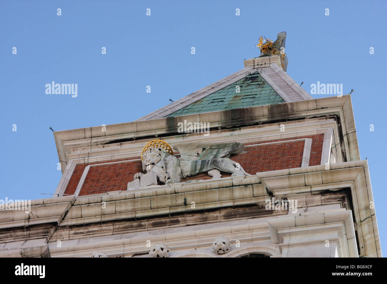 Detail eines geflügelten Löwen im Campanile Markusplatz, Venedig, Italien Stockfoto