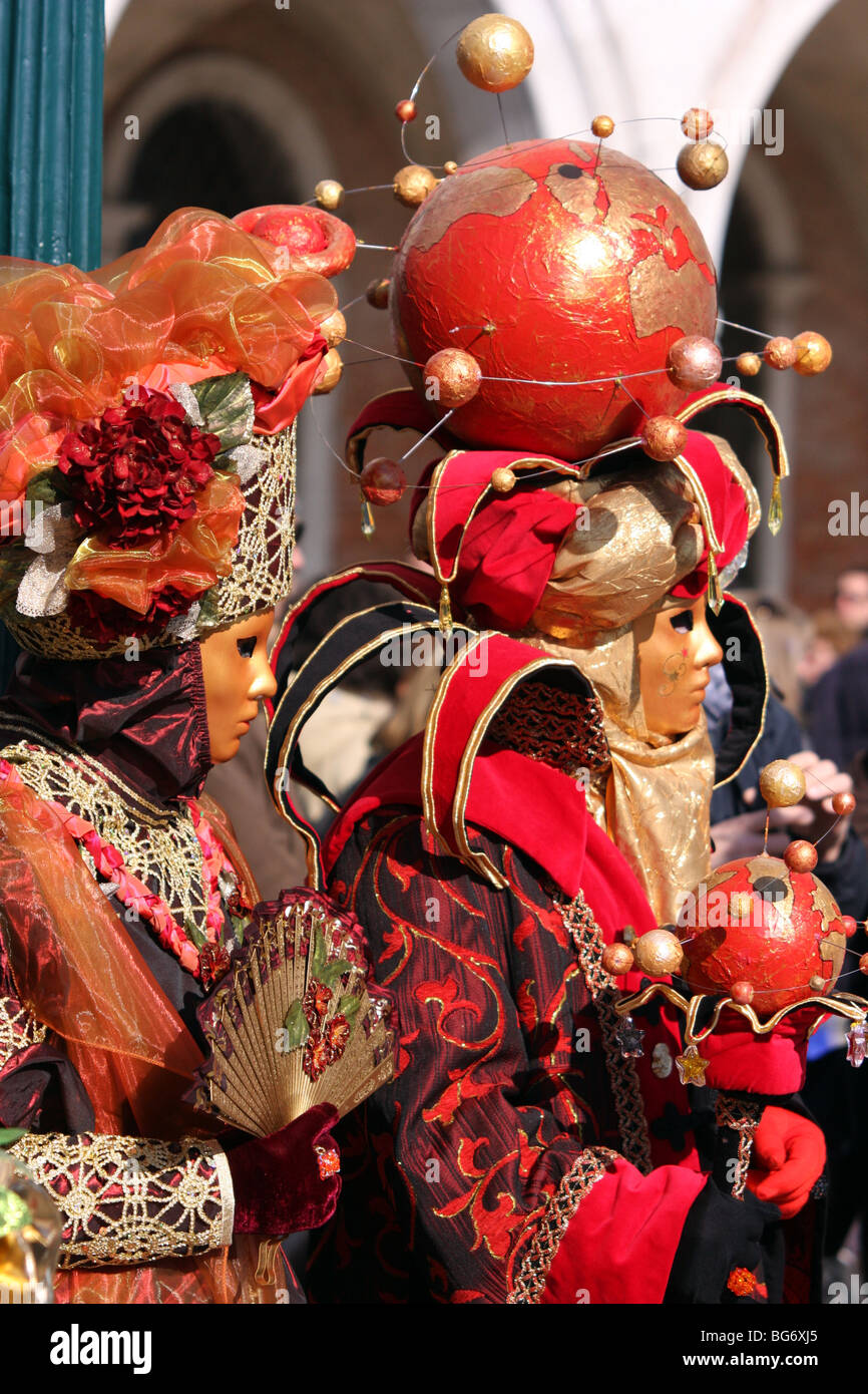 Venezianische paar tragen Masken und Kostüme Stockfoto