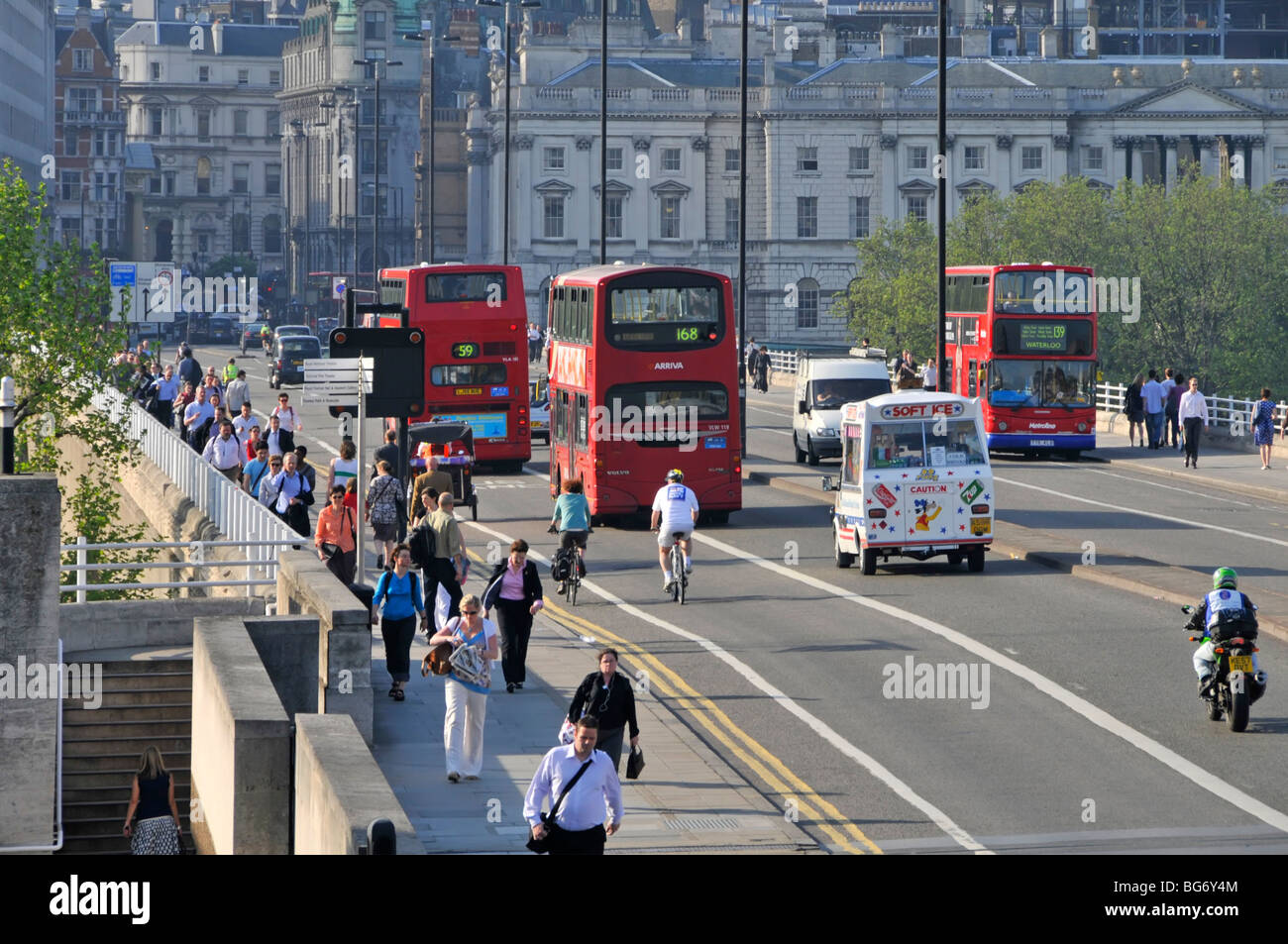 Waterloo Bridge London Büroarbeiter zu Fuß Toards Stationen Stockfoto