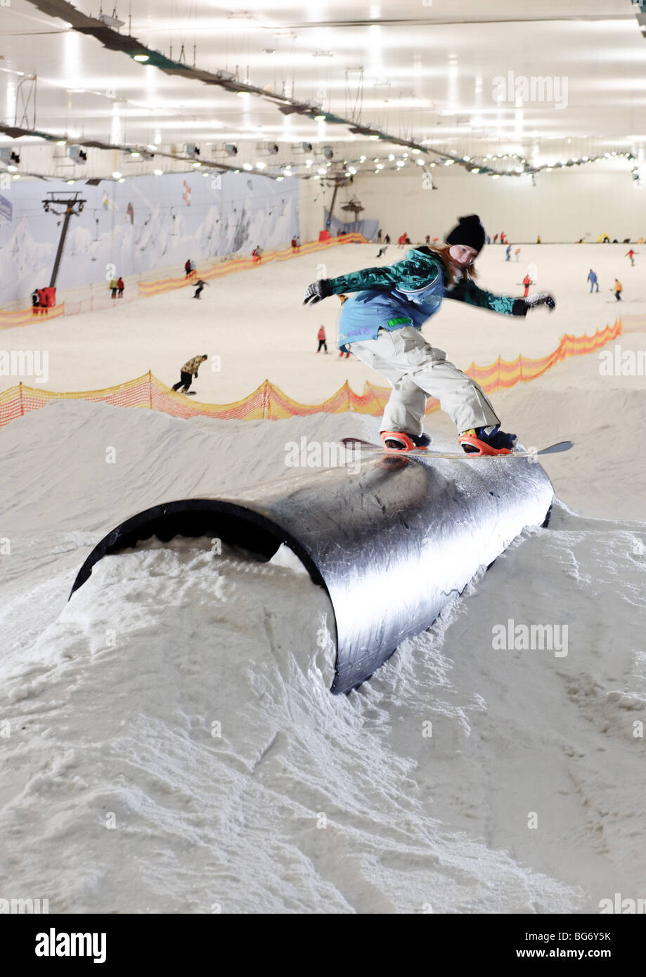 Snowboarden in all-Season-Ski-Center in Moskau, Russland Stockfoto