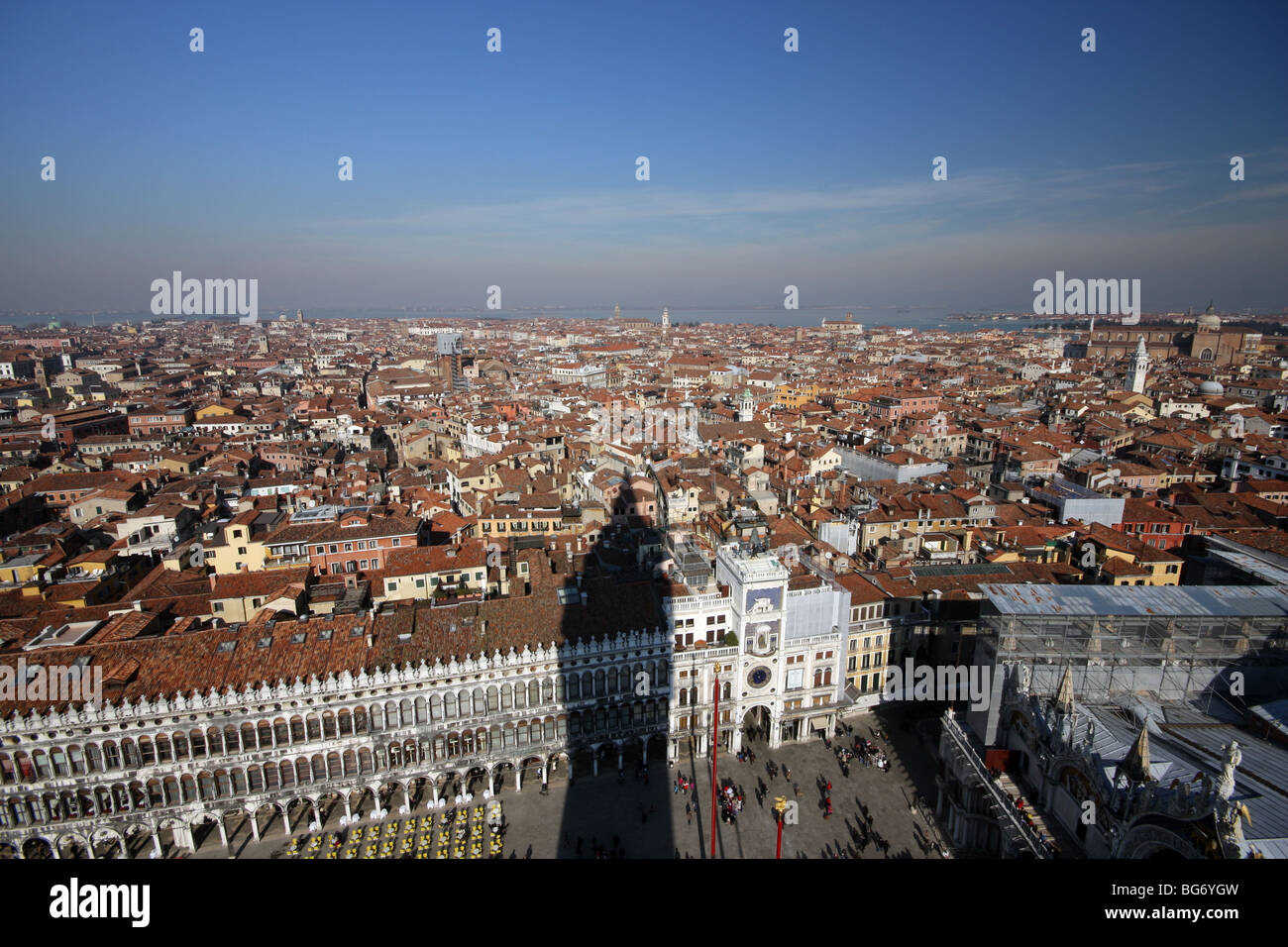Luftaufnahme der Stadt Venedig von der Spitze des Markusplatz Campanile, der Turm, dessen Schatten über den Platz projiziert wird Stockfoto