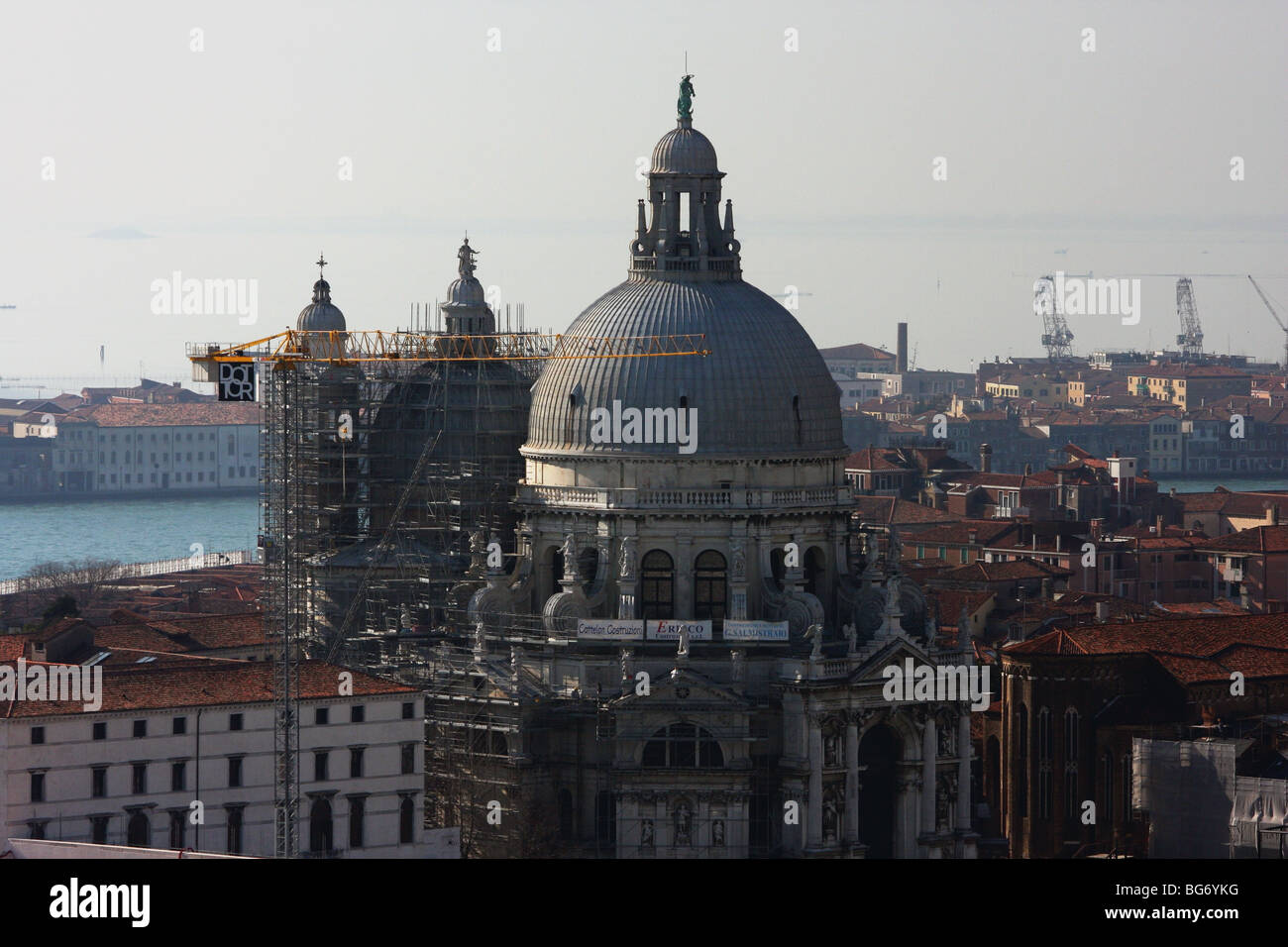 Kuppeln und Dächer von Venedig vom Markusplatz Campanile gesehen Stockfoto