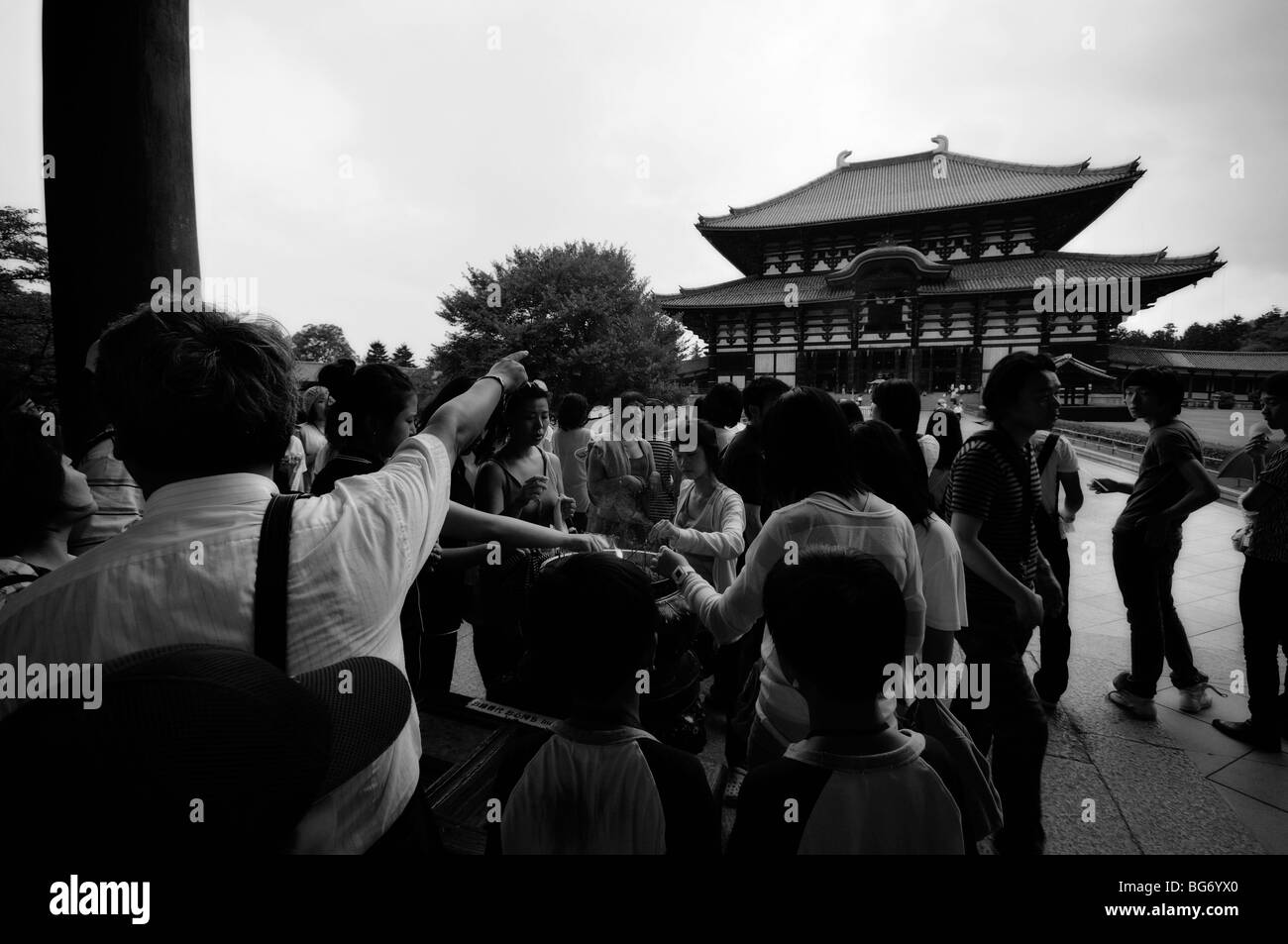 Anbeter vor Daibutsuden (Great Buddha Hall). Todai-Ji-Tempel. Nara. Japan Stockfoto