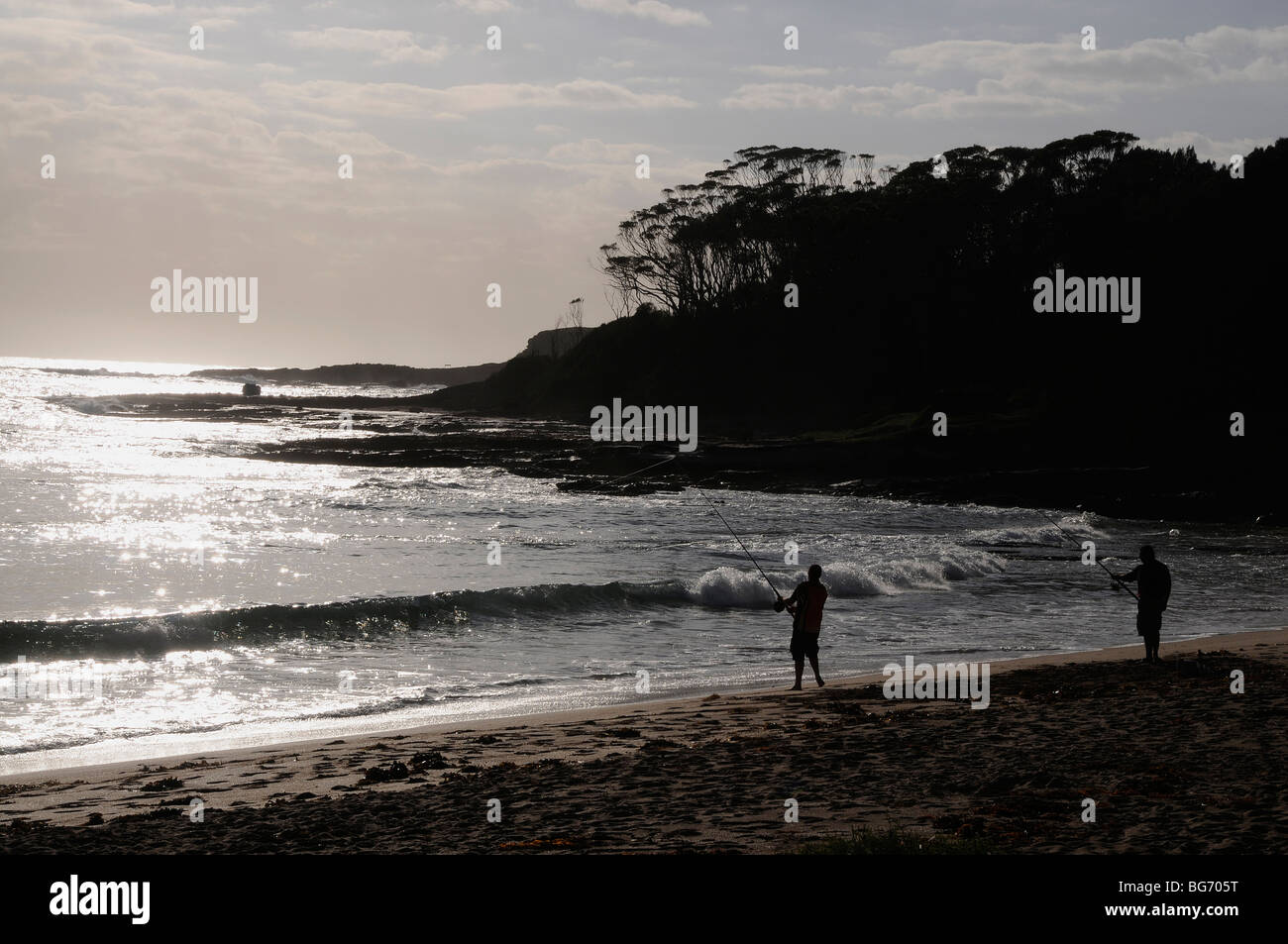 Angeln am Strand am Murrarmarang Strand und Nationalpark im Süden Durras in der Nähe von Batemans Bay in New South Wales.Australia Stockfoto