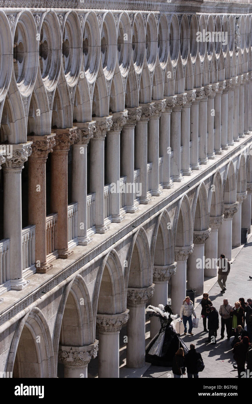 Spalten in der Fassade des Dogenpalastes in Venedig, Italien Stockfoto