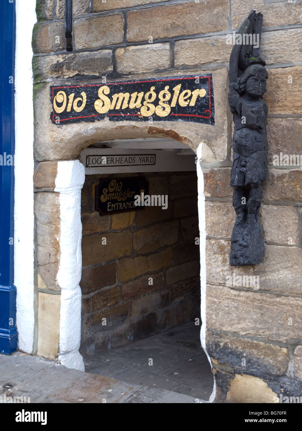 Eingang zum "Der Schmuggler" Café eine sehr alte Steingebäude in Haaren Hof Whitby Stockfoto