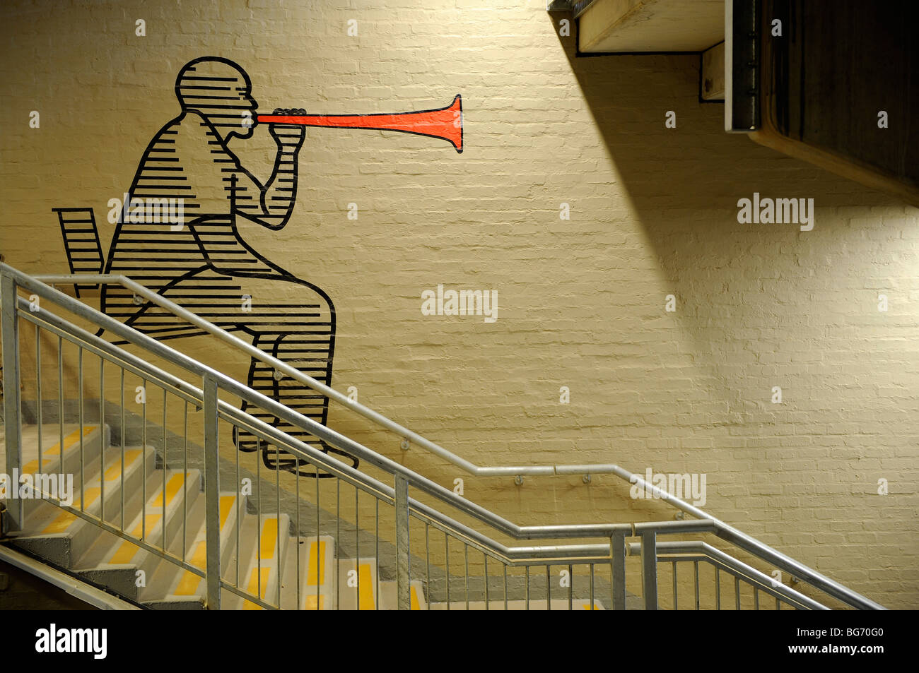 Ein Wandbild der Fußballfan weht eine Vuvuzela Trompete Horn in Soccer City, um die Richtung zu den Sitzplätzen anzugeben Stockfoto