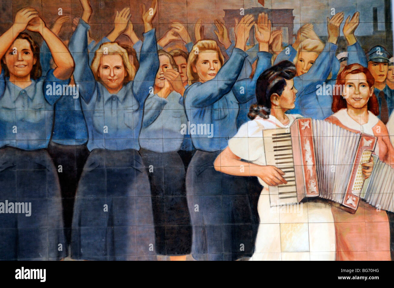 Wandbild Darstellung Tugenden des Sozialismus auf des Bundesministeriums der Finanzen (Bundesministerium der Finanzen), Berlin. Stockfoto