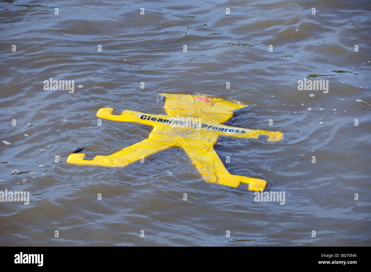 Reinigung in Fortschritt Zeichen schwimmend im Fluss London England UK Stockfoto