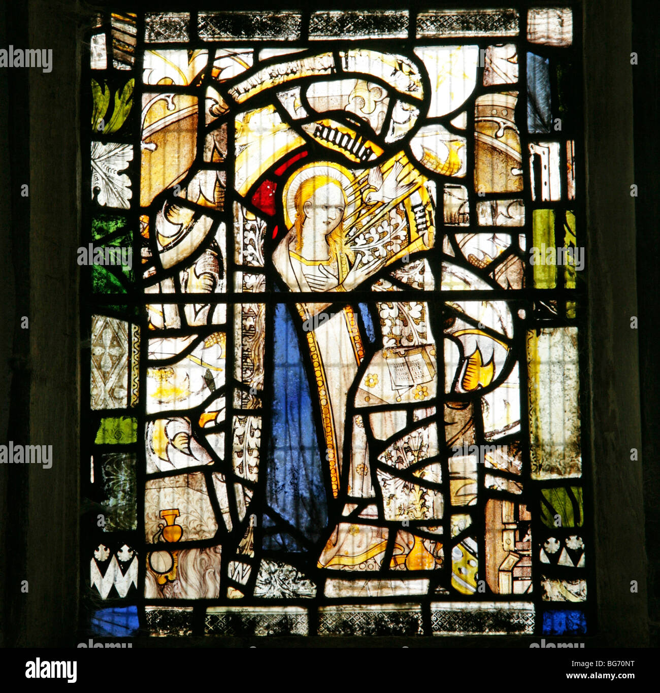 Von der mittelalterlichen Glasmalerei Detail in allen heiligen Kirche, Ballen, Norfolk, Darstellung aus dem 15. Jahrhundert Jungfrau Maria Verkündigung Szene Stockfoto