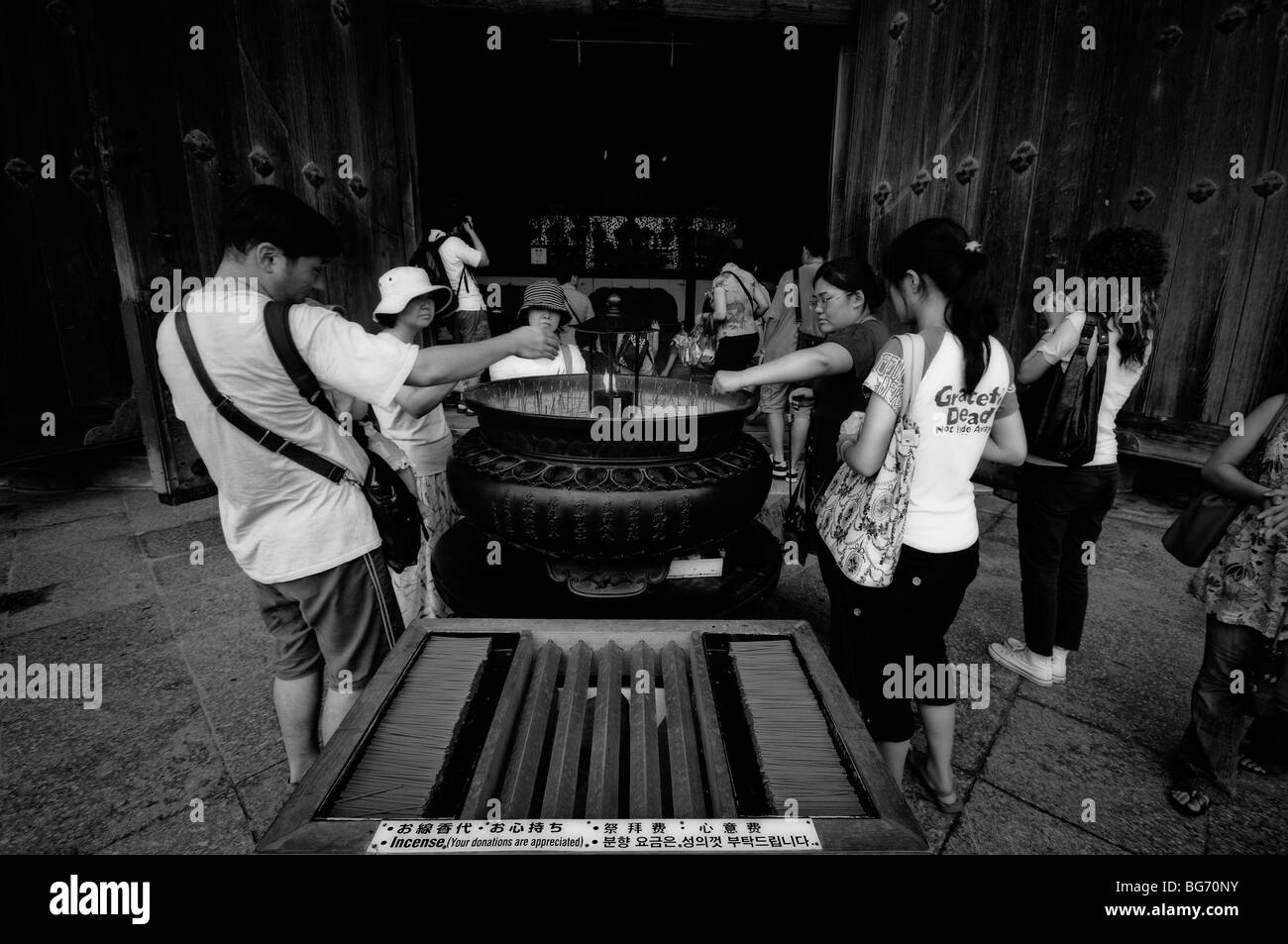 Gläubigen am Eingang des Daibutsuden (Great Buddha Hall). Todai-Ji-Tempel. Nara. Japan Stockfoto