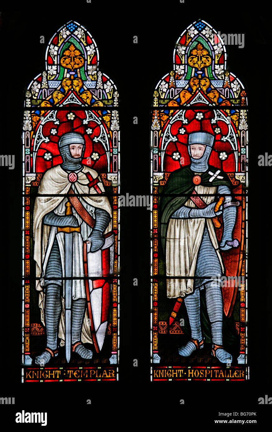 Detail der West-Glasfenster von Frederick Preedy Darstellung der Tempelritter und Hospitalier, Kirche St. Andrew, Temple Grafton, Warwickshire Stockfoto