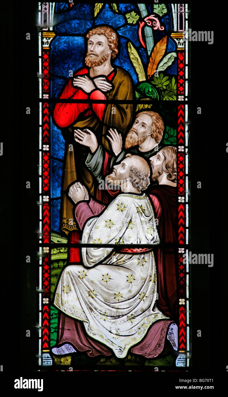 Ein Buntglasfenster von Frederick Preedy, das die Desciples an der Himmelfahrt jesu darstellt, St Andrews Church, Temple Grafton, Warwickshire Stockfoto