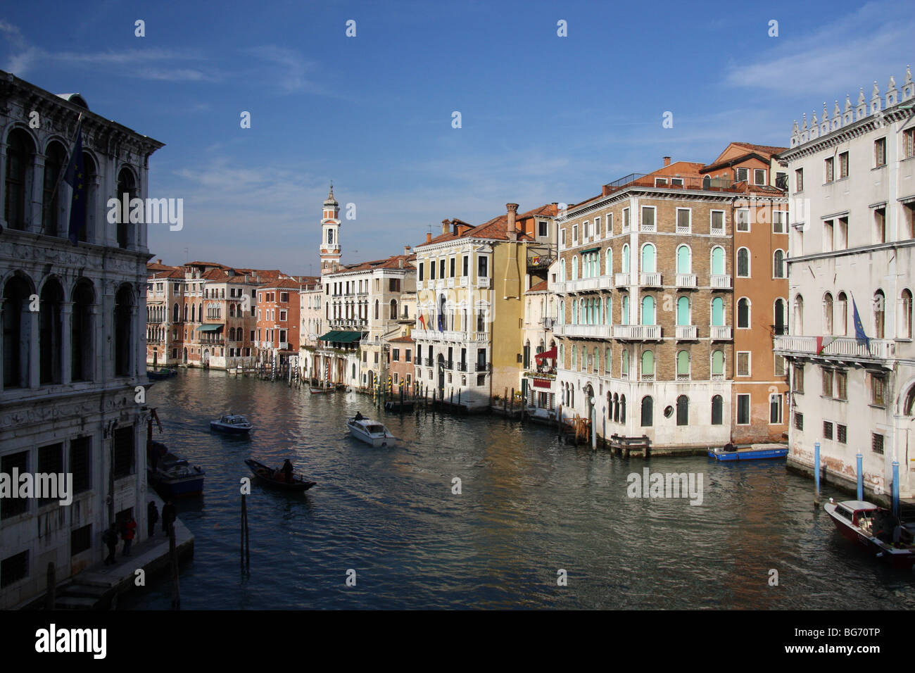Fassaden der Häuser und Paläste durch den Canale Grande in Venedig vom Rialto-Brücke aus gesehen Stockfoto