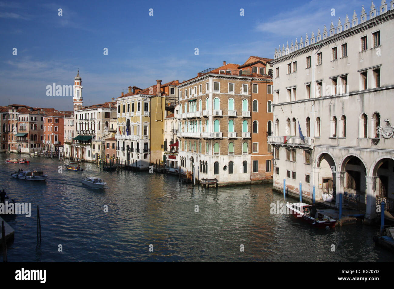 Fassaden der Häuser und Paläste durch den Canal Grande in Venedig, Italien Stockfoto