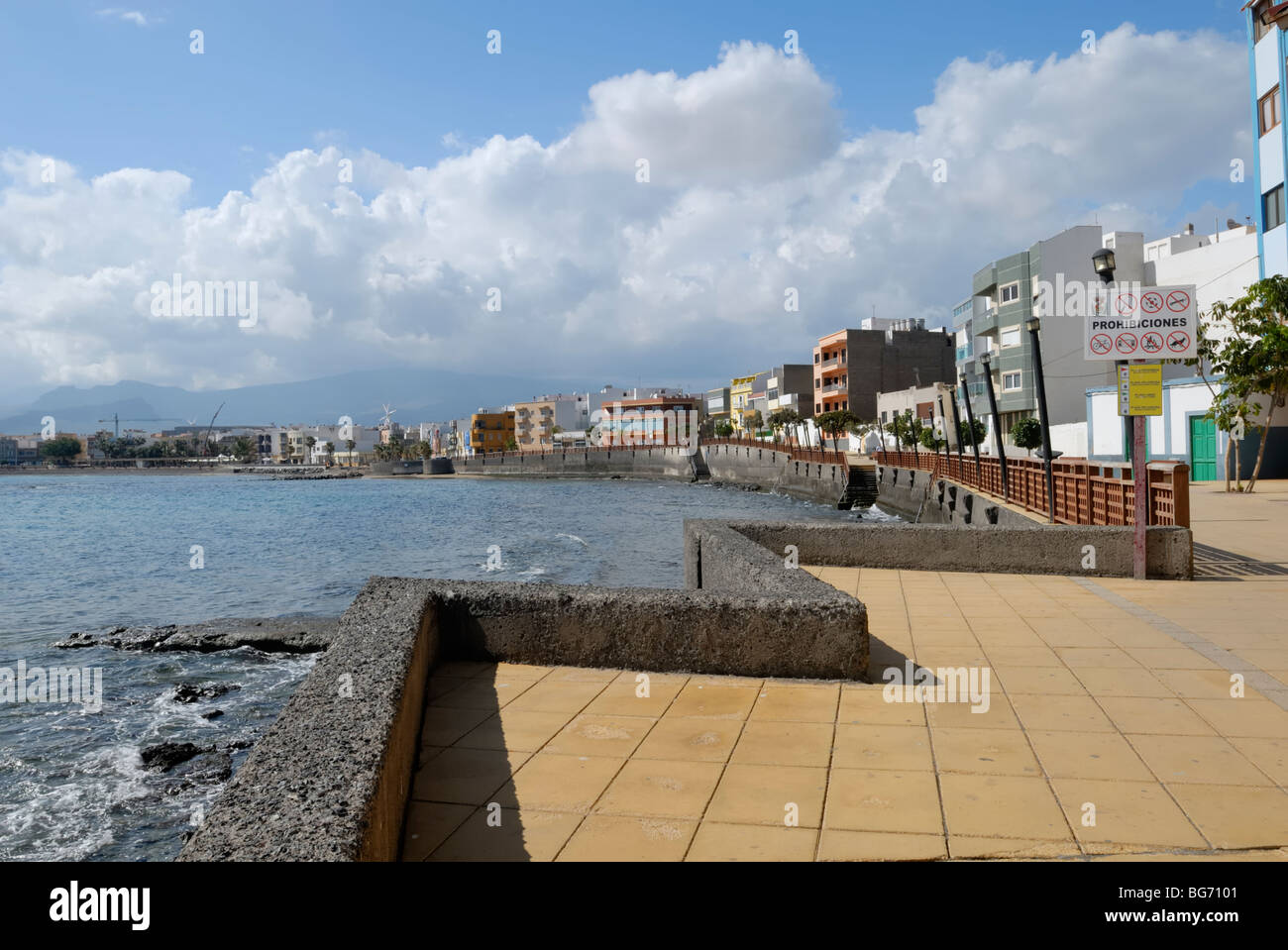 Eine schöne Aussicht vom Pier entlang der Avenida del Molino an der Küste der kleinen Küstenstadt Arinaga an der Südküste Stockfoto