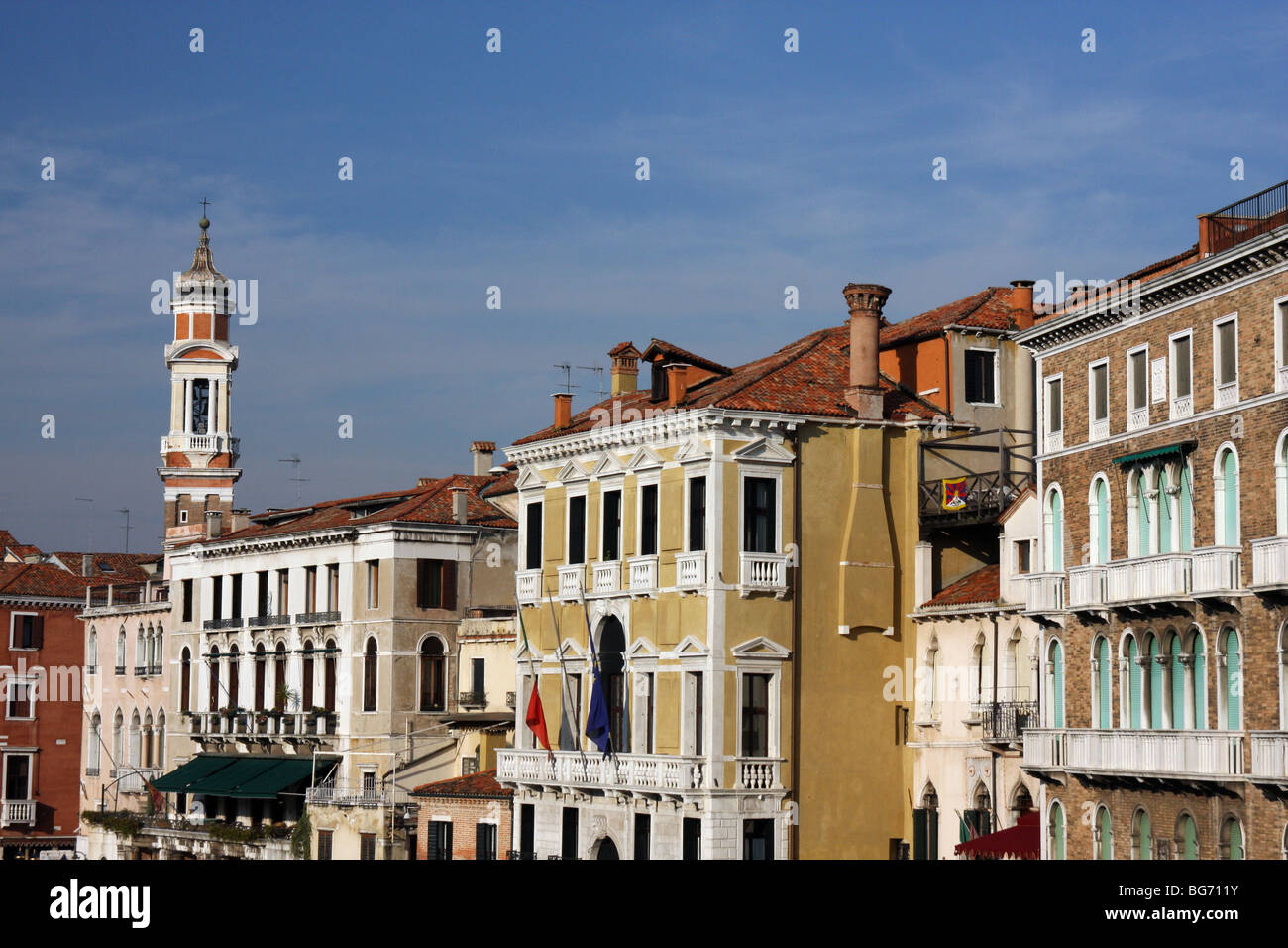 Fassaden der Häuser, Paläste und eine Glocke Turm durch den Canal Grande in Venedig, Italien Stockfoto