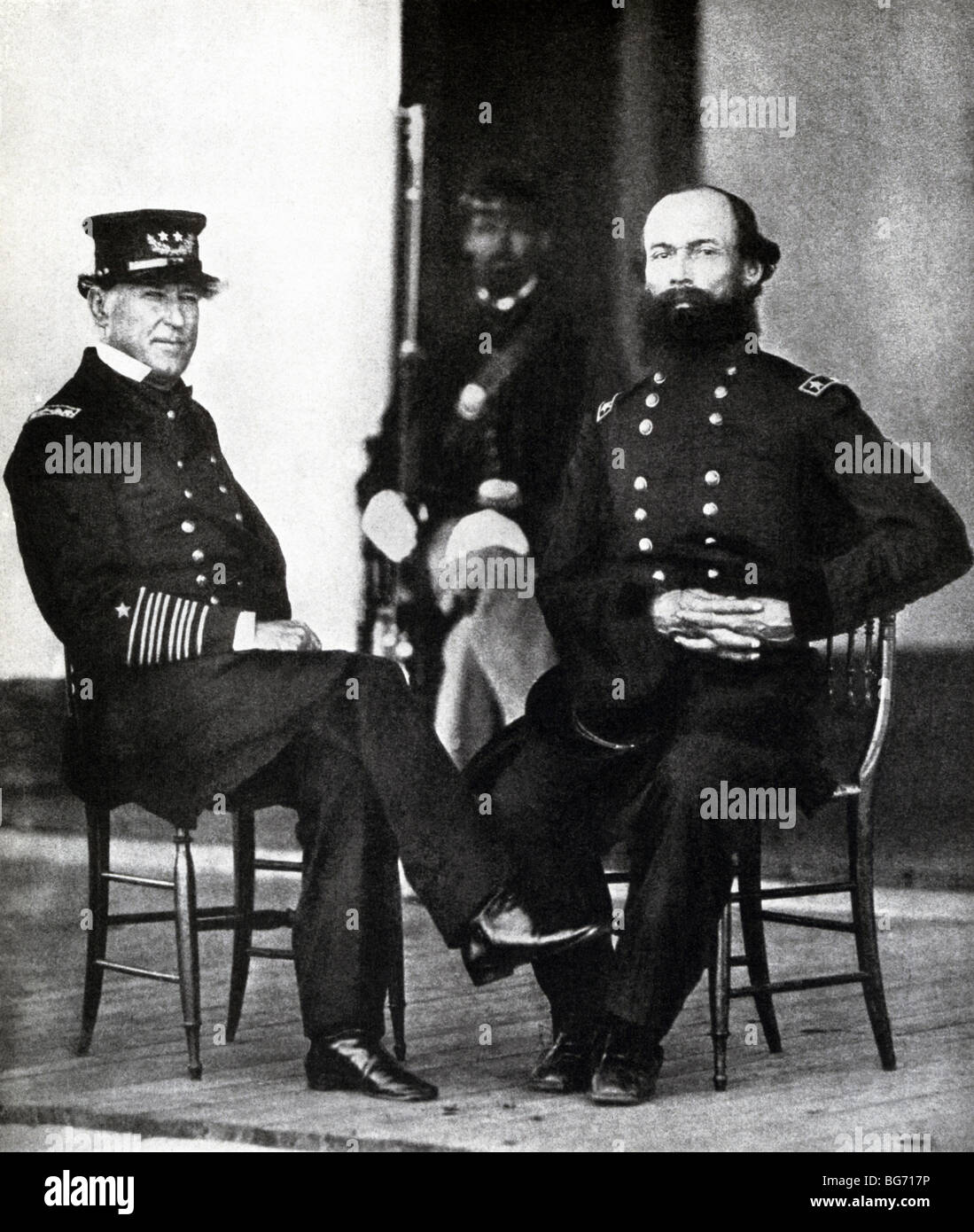Union Marine-Kommandant Farragut (links) sitzt mit General Granger, kurz nachdem er die Eidgenossen bei Mobile Bay besiegt. Stockfoto