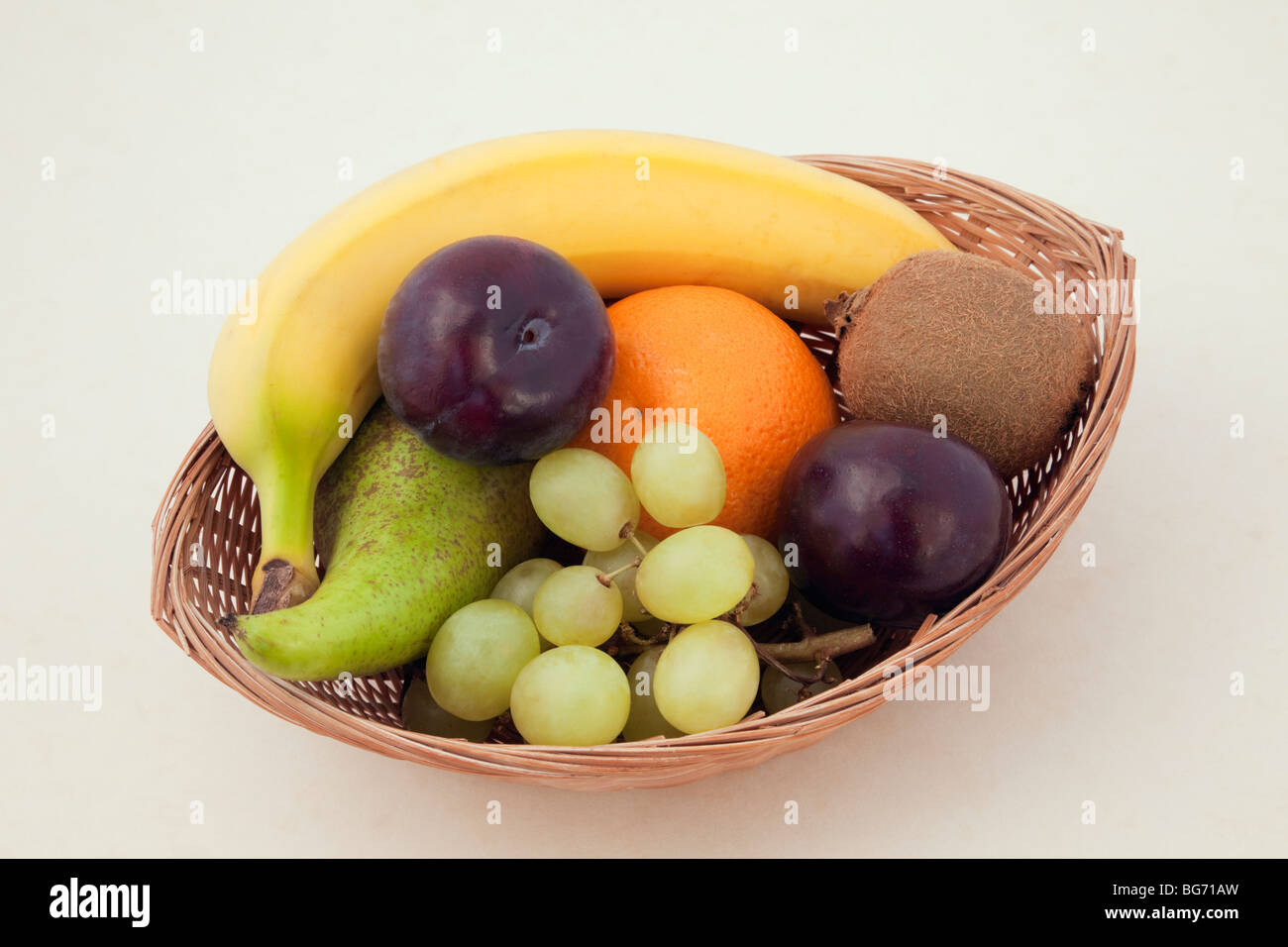 Korb mit frischem Obst, 5-Tage-Auswahl Stockfoto