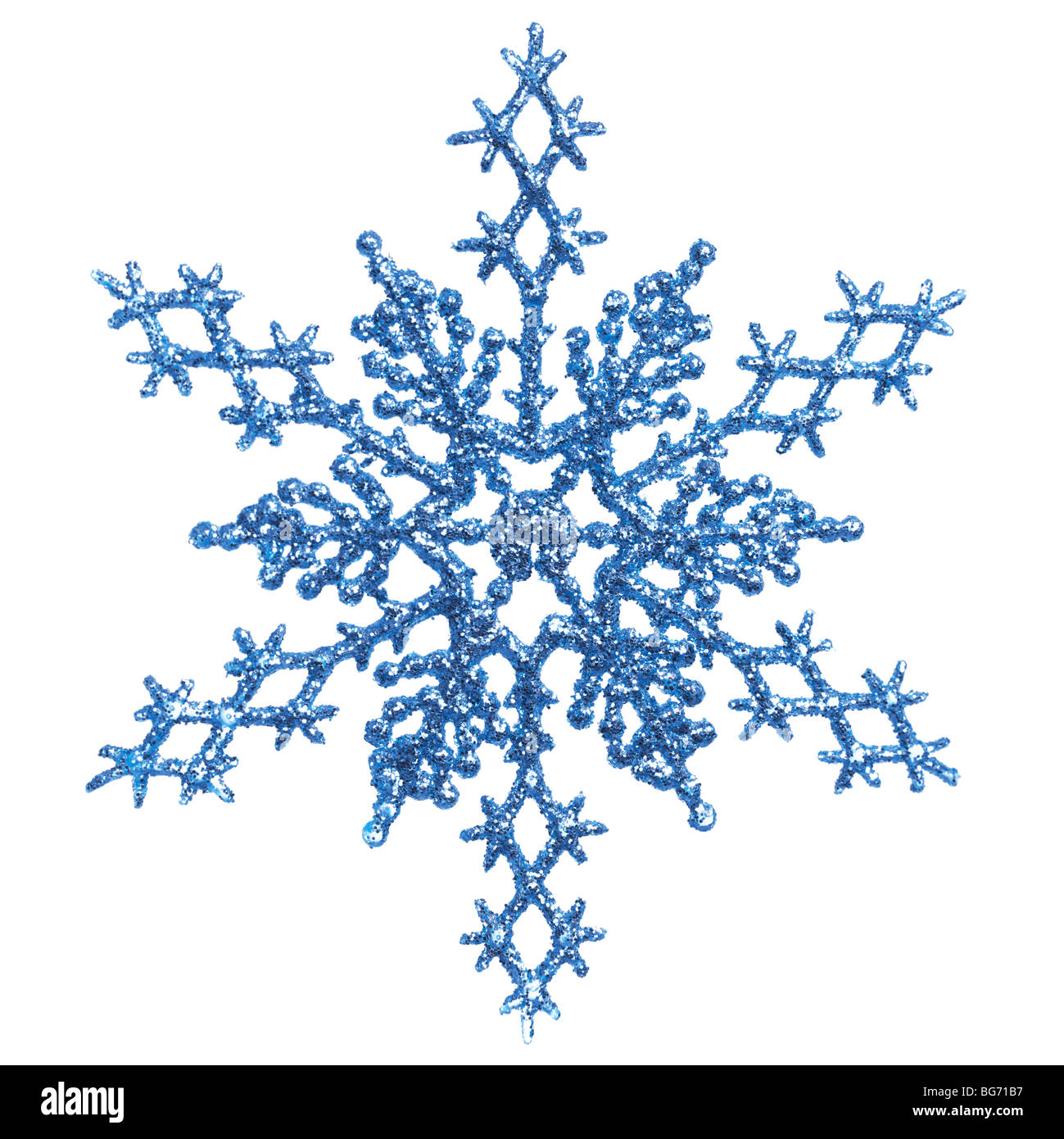 Glänzende blaue Schneeflocke Ornament Weihnachtsbaum Dekoration isoliert auf weißem Hintergrund Stockfoto