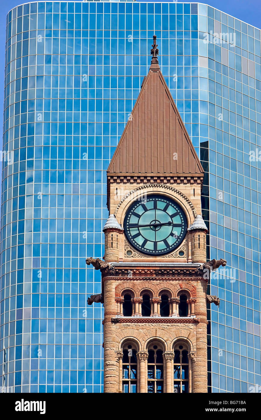 Uhrturm des alten Rathauses, umgeben von modernen Gebäuden in der Innenstadt von Toronto, Ontario, Kanada. Stockfoto