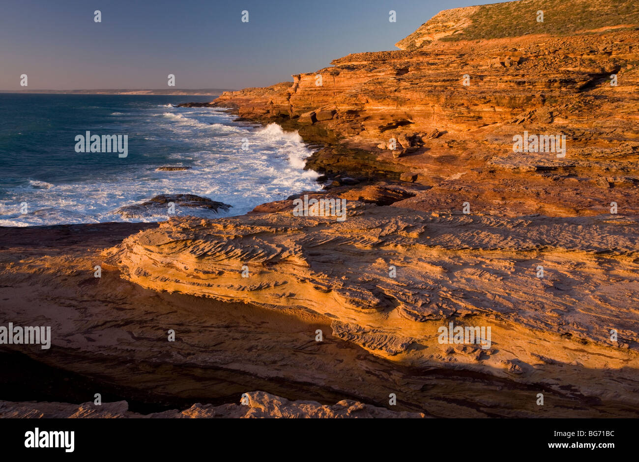 Sandstein-Klippen (Tumblagooda Sandstein, 400 Millionen Jahre alt) mit Kalkstein Deckelung, Abendlicht, Kalbarri National Park, Stockfoto