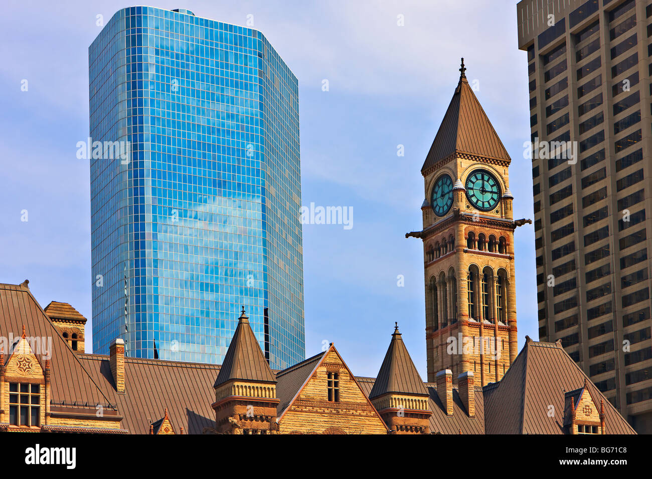 Uhrturm des alten Rathauses, umgeben von modernen Gebäuden in der Innenstadt von Toronto, Ontario, Kanada. Stockfoto