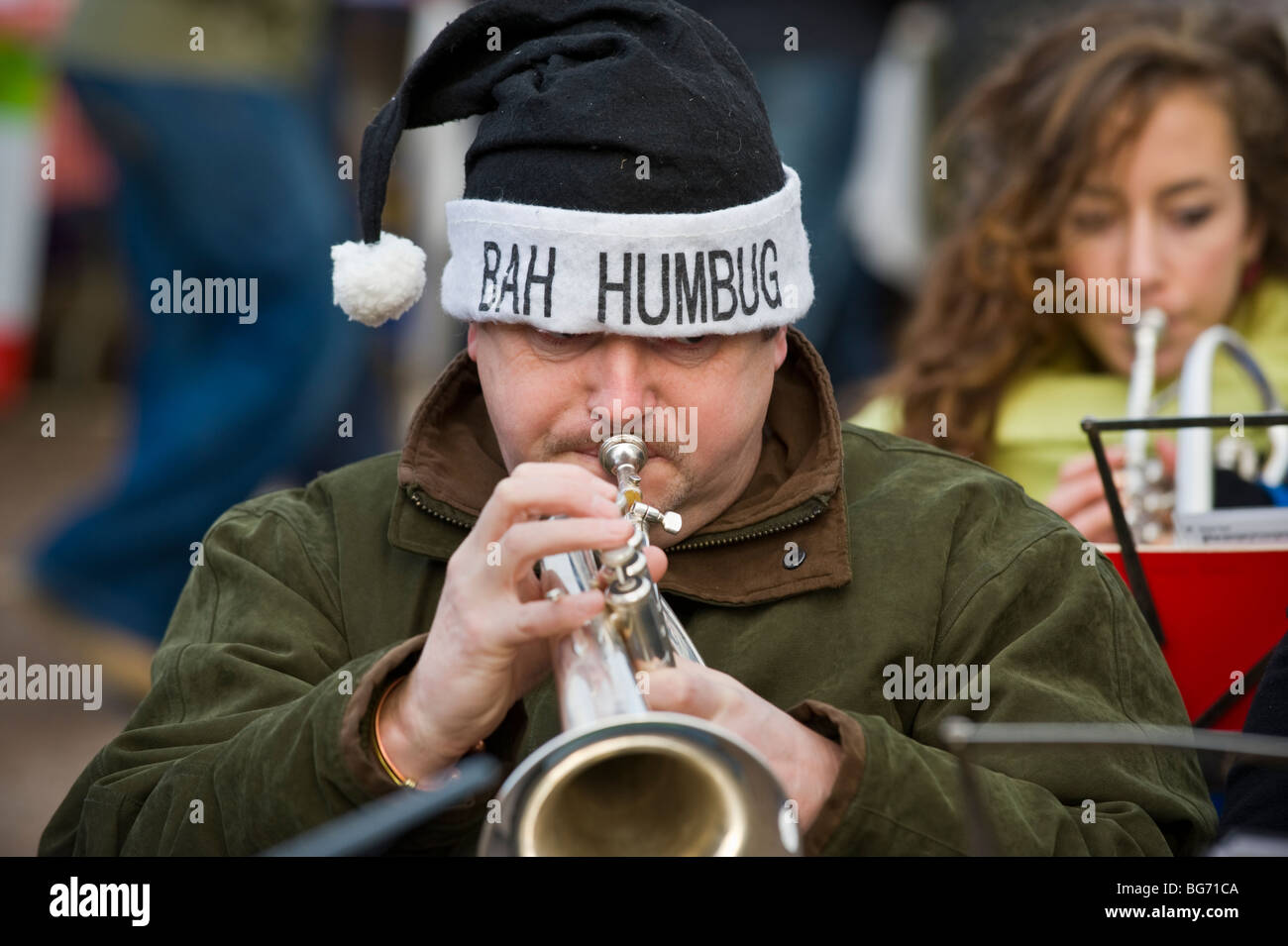 USK-Stadtkapelle spielen Xmas carols Duing Usk Winter Festival Usk Monmouthshire South Wales UK Trompete Spieler Hut BAH HUMBUG Stockfoto