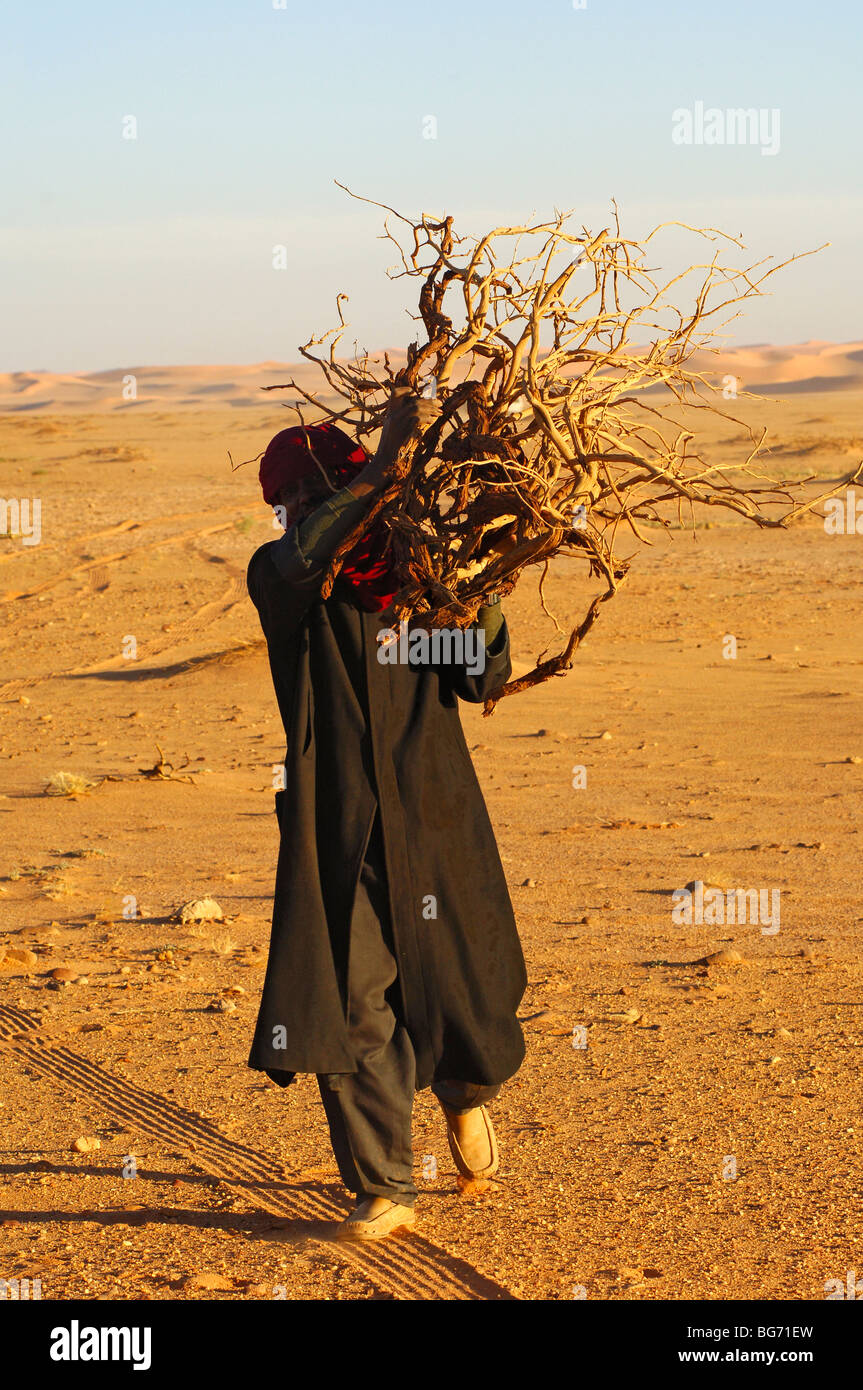 Männliche Beduinen sammeln Brennholz in der Sahara, Libyen Stockfoto