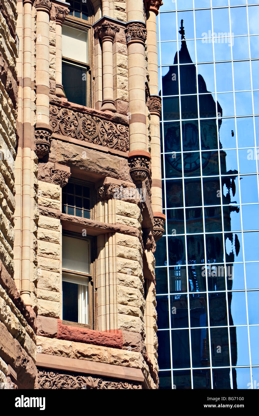 Stein-Fassade des alten Rathauses neben einem modernen Glasbau in der Innenstadt von Toronto, Ontario, Kanada. Stockfoto