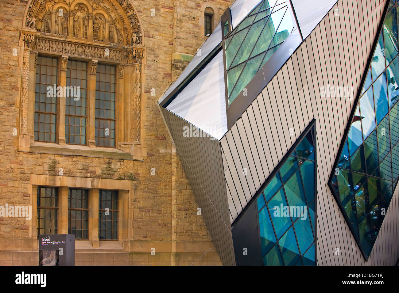 Die Michael A. Lee-Chin Crystal (entworfen von Stararchitekt Daniel Libeskind) und das ursprüngliche Gebäude (erstmals eröffnet 191 Stockfoto