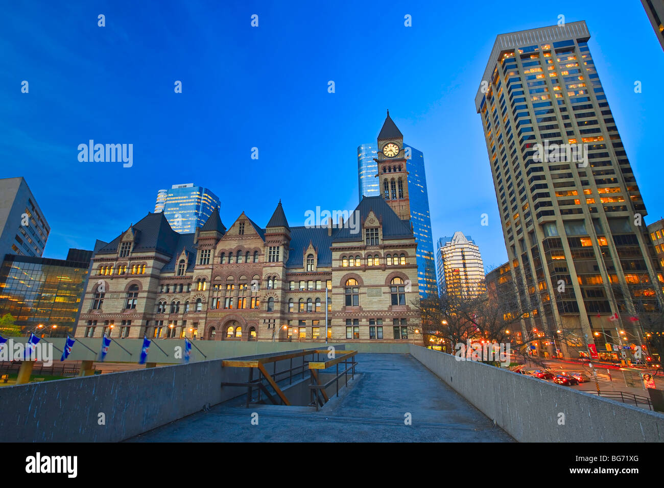 Altes Rathaus Gebäude von Nathan Phillips Square in der Innenstadt von Toronto in der Abenddämmerung, Ontario, Kanada. Stockfoto