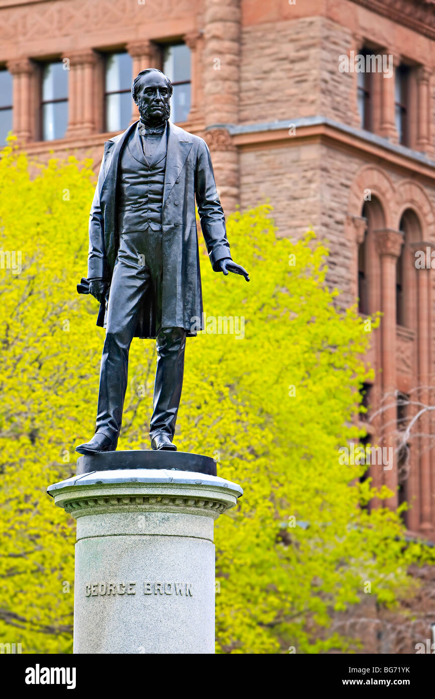 Statue von Hon. George Brown (1818 – 1880), außerhalb der Ontario Legislative Building in der Stadt von Toronto, Ontario, Kanada. Stockfoto