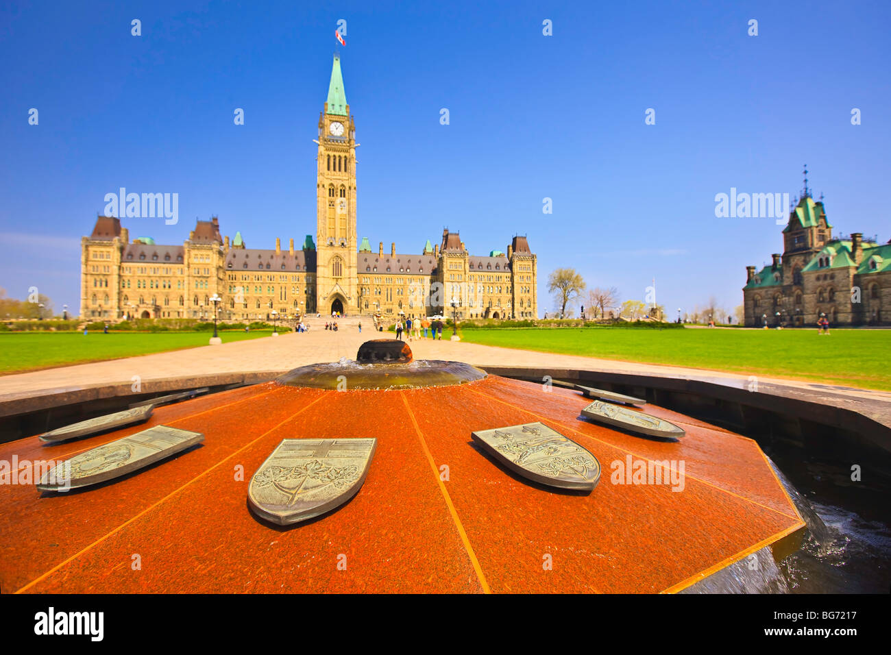 Zentrum-Block und Peace Tower das Parlamentsgebäude und die Centennial Flame, Parliament Hill, Ottawa, Ontario, Kanada. Stockfoto