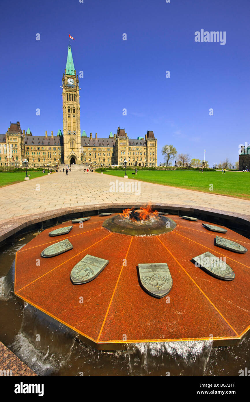 Zentrum-Block und Peace Tower das Parlamentsgebäude und die Centennial Flame, Parliament Hill, Ottawa, Ontario, Kanada. Stockfoto