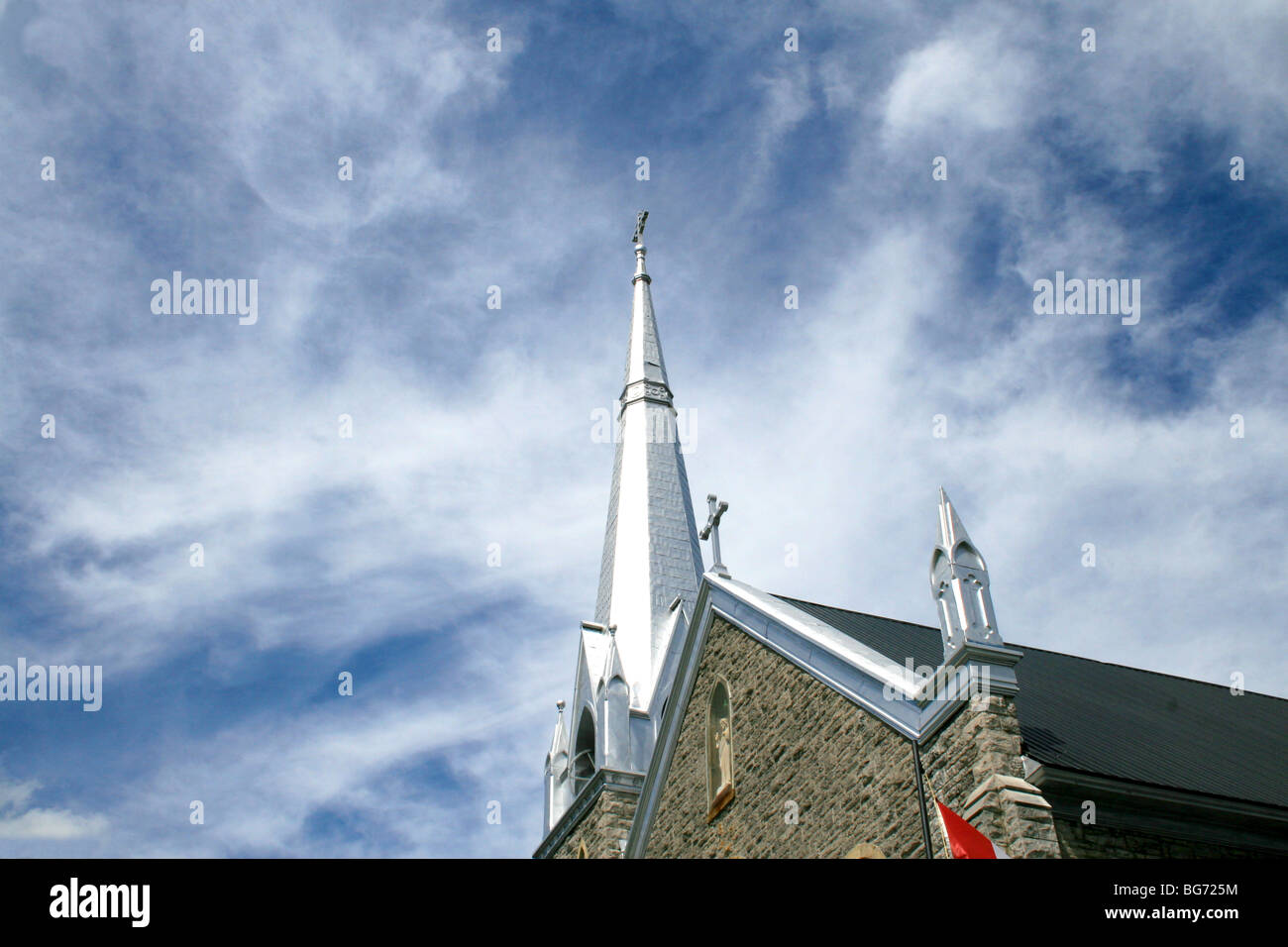 Kirchturm und Himmel Stockfoto