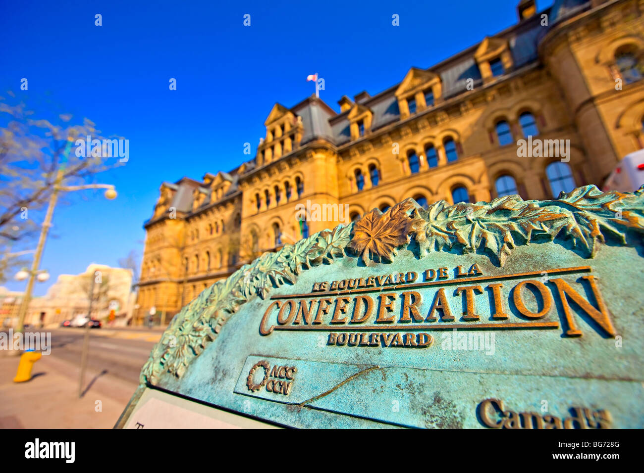 Die Langevin-Block und Informationen Zeichen (Confederation Boulevard) in der Stadt von Ottawa, Ontario, Kanada. Stockfoto