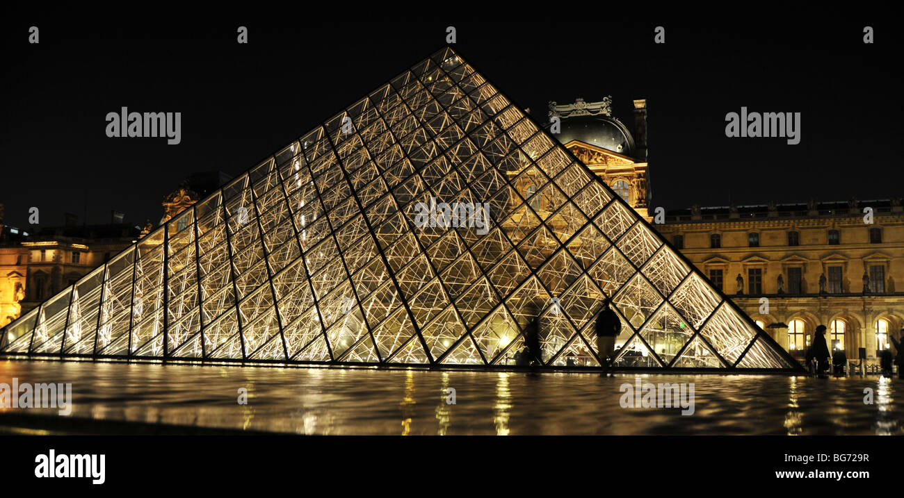 Das meistbesuchte Museum der Welt, Louvre in Paris, Frankreich herrliche nachts beleuchtet Stockfoto