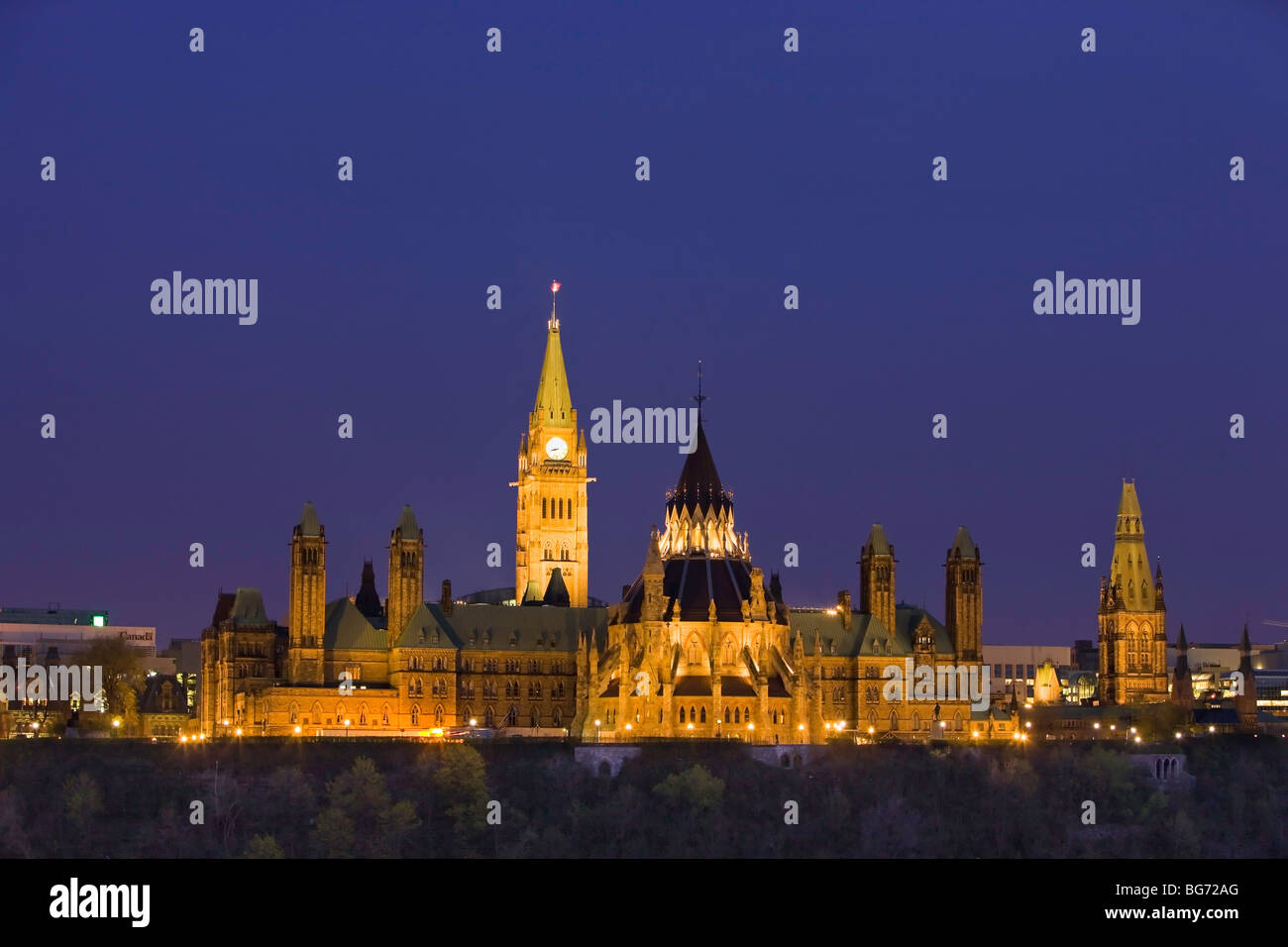 Ansicht des Parliament Hill gesehen vom Nepean Point in der Abenddämmerung in der Stadt von Ottawa, Ontario, Kanada. Stockfoto