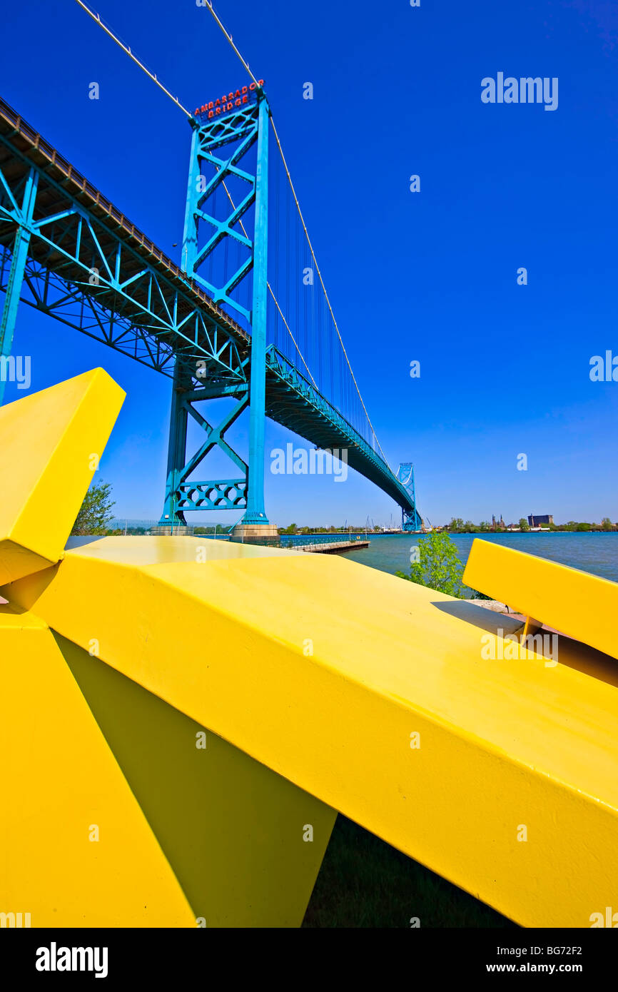 Skulptur im Park Odette (Windsor) und der Ambassador Bridge über den Detroit River zwischen den Städten Windsor Stockfoto