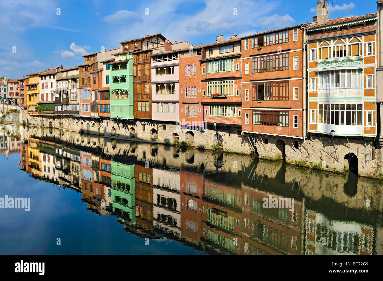 Häuser entlang des Flusses Agout, Castres, Frankreich. Stockfoto