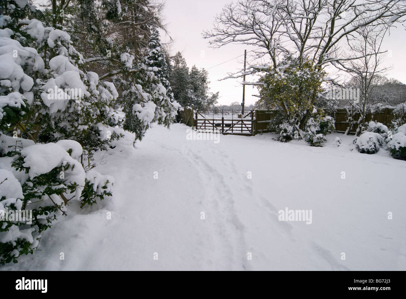 Fußspuren im Schnee von schweren Jungfrau fallen in die Einfahrt des Landhaus Stockfoto