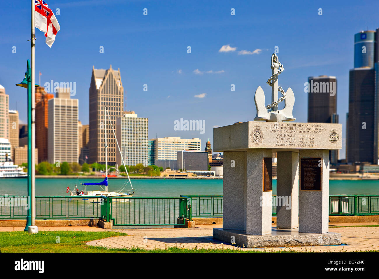 Denkmal in Dieppe Gärten in der Stadt Windsor, Ontario, Kanada Backdropped von den Detroit River und die Skyline zu verankern Stockfoto