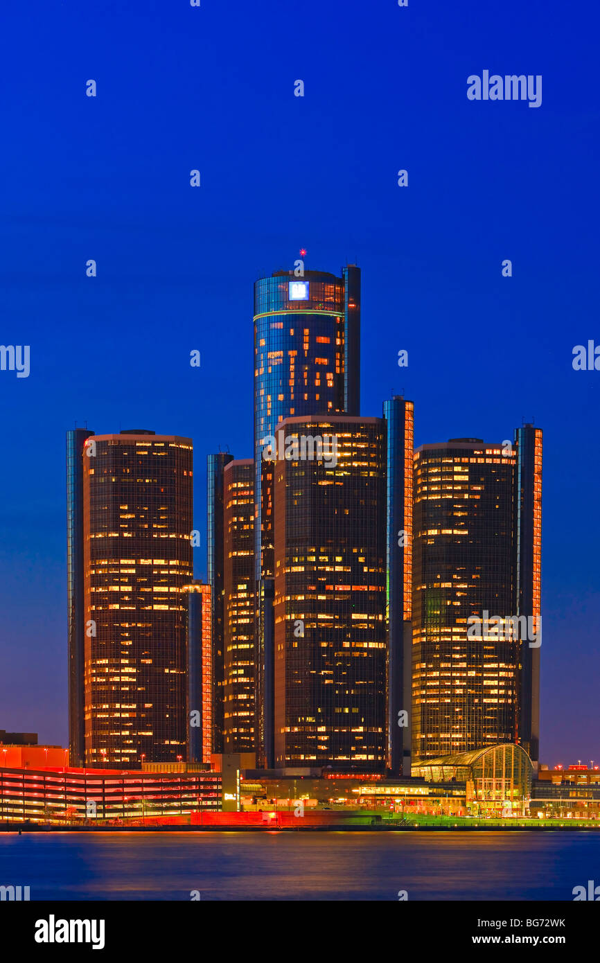 GM-Gebäude, Skyline von Detroit, Michigan, USA, gesehen von der Stadt Windsor, Ontario, Kanada. Stockfoto